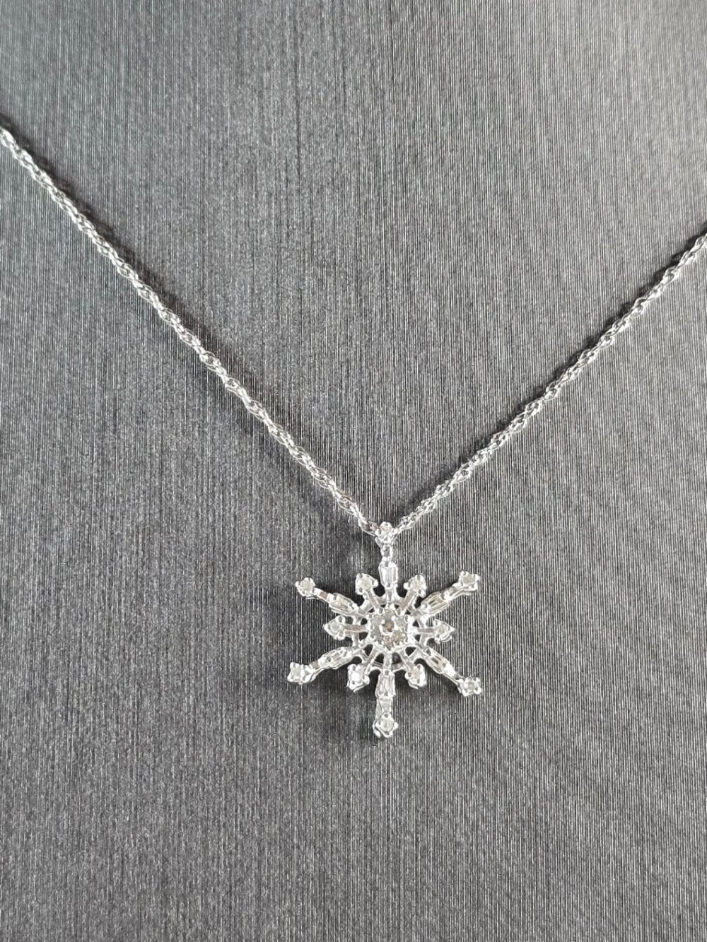 Womens Vintage Estate Sterling Silver CZ Snowflake Pendant Necklace 1.6g E3071